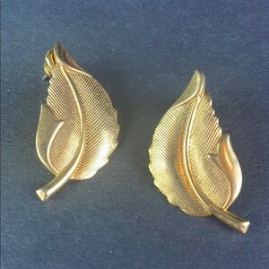 Vintage Costume Jewelry Leaf Shape Gold Tone Metal Earrings